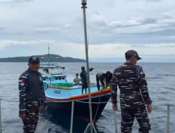 Kapal Angkatan Laut Panana III-9-13 Evakuasi KMN Gelora Laut 04 Saat Alami Kerusakan Mesin di Tengah Laut