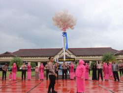 Polres Bangka Barat Lepaskan Balon Doa dan Harapan pada Upacara Kenaikan Pangkat 43 Personel
