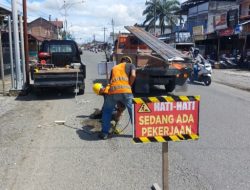 Percepat Mobilitas, Pemkab Aceh Barat Mulai Bongkar Aspal Rusak di Ruas Jalan RSUD – Simpang Lapang