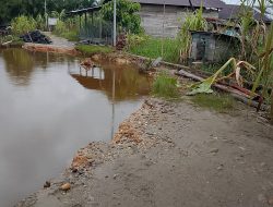 Jalan Putus, Aktivitas Lumpuh: Warga Dusun Tanggul Kuta Simboling Menunggu Perhatian Nyata Dari Pemda