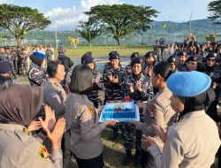 HUT Kowal Ke-63, Korps Wanita Angkatan Laut Kodaeral IX Terima Kejutan Dari Polwan Polda Maluku