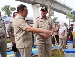 Walikota Jakarta Timur Munjirin Dampingi Gubernur DKI Jakarta Tinjau Taman Gapura Muka Cakung.