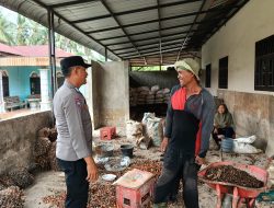 Bhabinkamtibmas Polsek Tanjung Pura Jalin Kedekatan Lewat Sambang Warga