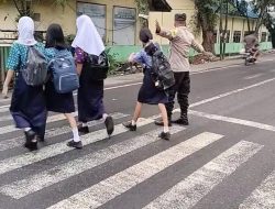 Bhabinkamtibmas Polsek Kuala Laksanakan Pengaturan Lalu Lintas di Kawasan Sekolah, Kapolres Beri Apresiasi