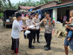 Polsek Kuala Gelar Jumat Berkah, Bagikan Nasi Bungkus untuk Warga Terdampak Banjir