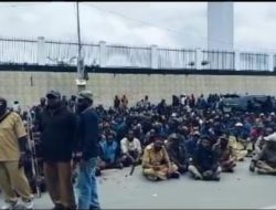 Demo Kepala Kampung di Jayawijaya Berujung Anarkis, Wakil Bupati Dikejar Massa Bersenjata Tajam
