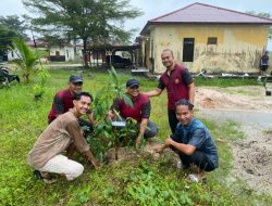 Kapolres Bangka Barat Ajak Anggota Tanam Pohon Meski Diguyur Hujan Lebat