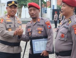 Berhasil Ungkap Kasus Jambret di Desa Plakpak, Kapolres Pamekasan Berikan Penghargaan Kepada 13 Personel