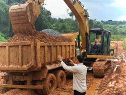 Modus korupsi yang umum terjadi antara kontraktor dan pejabat daerah dalam proyek pembangunan jalan.