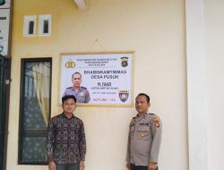 Polres Bangka Barat Perkuat Pelayanan Cepat, Bhabinkamtibmas Pasang Baliho dan Bagikan Kartu Nama di Desa Pusuk