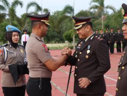 Peringati Hari Kesadaran Nasional, Kapolres Bangka Barat Anugerahkan Tanda Kehormatan kepada Personel Berprestasi Bangka Barat