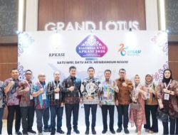 Bupati Ogan Ilir, Panca Wijaya Akbar, menerima penghargaan dari BKN RI usai terapkan manajemen talenta ASN. —