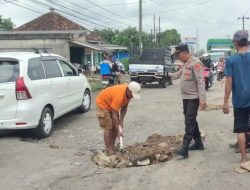 Warga Punggur Lampung Tengah Gotong Royong Timbun Jalan Rusak