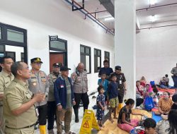 Kapolres Metro Jakarta Utara bersama Forkopimko Tinjau Pengungsi Banjir di Cilincing