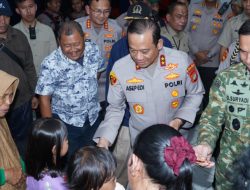 Kapolda Metro Jaya dan Pangdam Jaya Kunjungi Pengungsi Banjir Jakarta Utara 