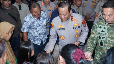 Kapolda Metro Jaya dan Pangdam Jaya Kunjungi Pengungsi Banjir Jakarta Utara 