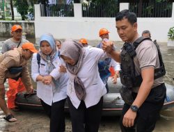 Banjir Rendam Pademangan, Kapolsek Turun Langsung Evakuasi Warga Sakit ke RSUD 