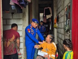Direktorat Polairud Polda Metro Jaya Beri Kursi Roda untuk Warga  Penjaringan Jakarta Utara 