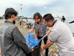 Giat Bakti Sosial SAT INTELKAM Polres PELABUHAN MAKASSAR Melakukan Pembersihan Sampah Plastik di Lungkungan Pelabuhan PAOTERE