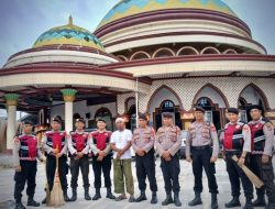 Peduli Lingkungan, Polisi di Lampung Tengah Turun Langsung Bersihkan Tempat Ibadah dan Fasilitas Umum