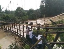 Takut Terlambat, Siswa Terpaksa Melintasi Jembatan Rusak di Way Pengubuan Lampung Tengah