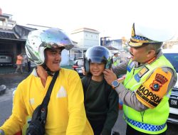 OKM 2026 : Polantas Polda Babel Bagikan Helm Gratis Ke Pengendara, Ingatkan Kesadaran Tertib Berlalu Lintas