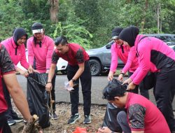 Polres Bangka Barat Bersih-bersih Bukit Menumbing, Kapolres : Jaga Sejarah, Rawat Identitas Daerah