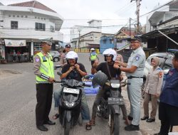 Polisi Bagi-Bagi Helm Gratis di Pasar Mentok, Tegur Pengendara Tak Pakai Standar