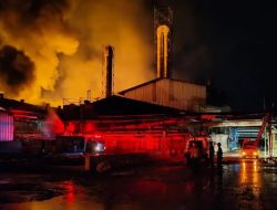 5 Mobil Damkar Berjibaku Atasi Kebakaran Pabrik Singkong di Lampung Tengah
