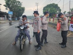 Hari Ke-4 Ramadhan, Polsek Besitang Berbagi Takjil, Kapolres Langkat Apresiasi Kepedulian Polri*