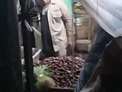 Dua Oknum Preman Diduga Pungli Pedagang Pasar Tumpah Cikarang, Aksinya Terekam Kamera