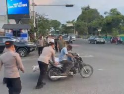 Kapolres Binjai dapat apresiasi dari masyrakat karna sigap Bantu Dorong Betor Mogok
