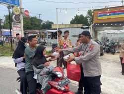 Polres Bangka Barat Bagi Takjil di Simpang Belo Mentok, Sekaligus Ingatkan Warga Laporkan Kejahatan ke Hotline 110