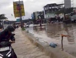Banjir Rendam Gerbang Tol Kota Baru, Arus Lalu Lintas Macet Panjang