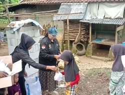 Media Sidik Polisi news Bersama LSM Warmasindo dan Metro Polis Bagikan Bantuan Pada Warga Cikujang Tasikmalaya