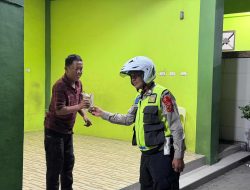 Humanis di Bulan Ramadhan, Polres Langkat Bagikan 100 Paket Nasi Sahur kepada Warga