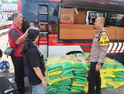 Polsek Mentok Polres Bangka Barat Berbagi Kebahagiaan di Bulan Ramadhan, Petugas Parkir Pasar Mentok Terima Bantuan