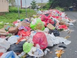 Wajah Daerah Memburuk, Jalan Kota Namlea Dipenuhi Sampah : Siapa yang Harus Disalahkan?