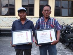 Kapolda Babel Beri Penghargaan kepada Dua Nelayan Penemu 42 Kg Sabu di Belitung