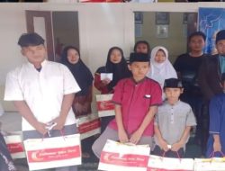Ucapkan rasa syukur atas berdirinya media online Tinta Merah Net- Reynaldii yang tak lain adalah pimpinan redaksi bersama sang istri memberikan santunan kepada anak yatim-piatu dan do’a bersama,