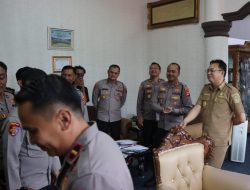Kapolres Bangka Barat Beri Kejutan Ulang Tahun Bupati, Perkuat Sinergi di Momen Hangat