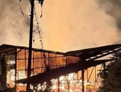 Bangunan bekas pabrik kertas di Lamteng Terbakar, 5 Damkar Perusahaan Dikerahkan