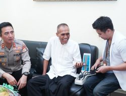 Wakapolres Metro Jakarta Utara  Anjangsana ke Purnawirawan dan Warakawuri Sambut Hari Bhayangkara ke-80