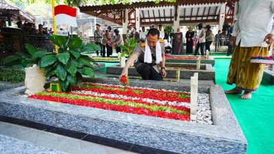 Kapolri Ziarah ke Makam Gus Dur,Jelang Hari Bhayangkara
