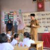 Penuhi Gerakan GAMAS, Bupati Aceh Barat Antar Anak Yatim di Hari Pertama Sekolah