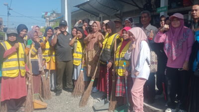 Wujudkan Lingkungan Bersih, Kadis DLH Aceh Barat dan Seluruh Instansi Gelar Gotong Royong Massal di Pasar Bina Usaha